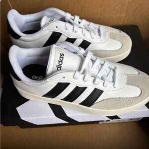 adidas Women's Barreda Leather and suede Low Top Sneakers size 8